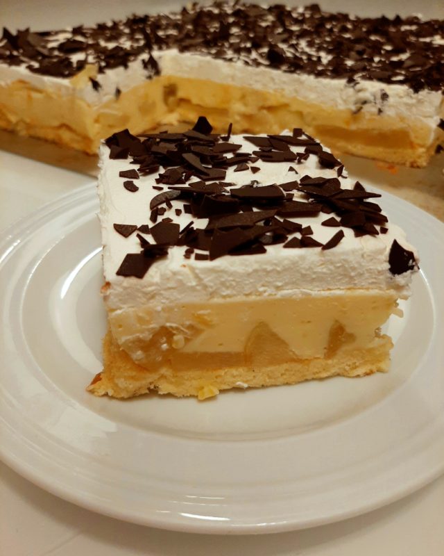 Süßer Apfeltraum mit Vanillepudding, Sahne und Schokoraspeln on top ...