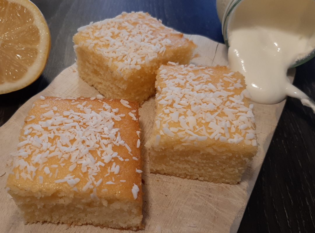 Einfacher Joghurt-Grießkuchen mit Sirup aus Zitronensaft und Zucker ... Einfacher Joghurt-Grießkuchen mit Sirup aus Zitronensaft und Zucker ...