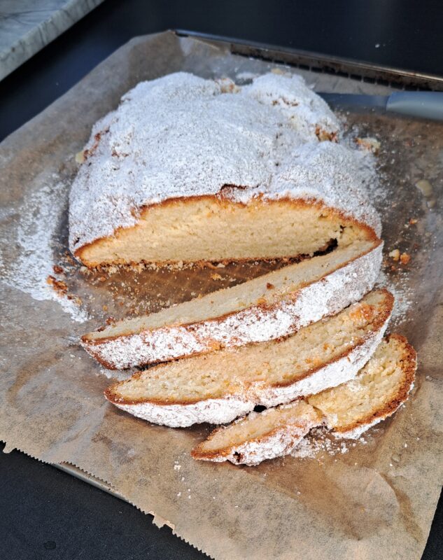 Einfacher saftiger Quarkstollen mit Mandeln und einer Zitrusnote ... Einfacher saftiger Quarkstollen mit Mandeln und einer Zitrusnote ...
