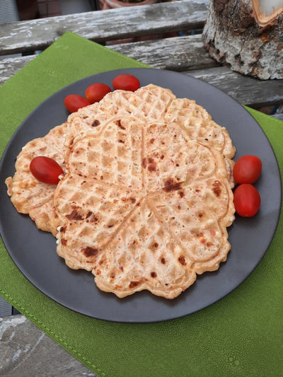 Herzhafte Feta-Tomaten-Waffeln