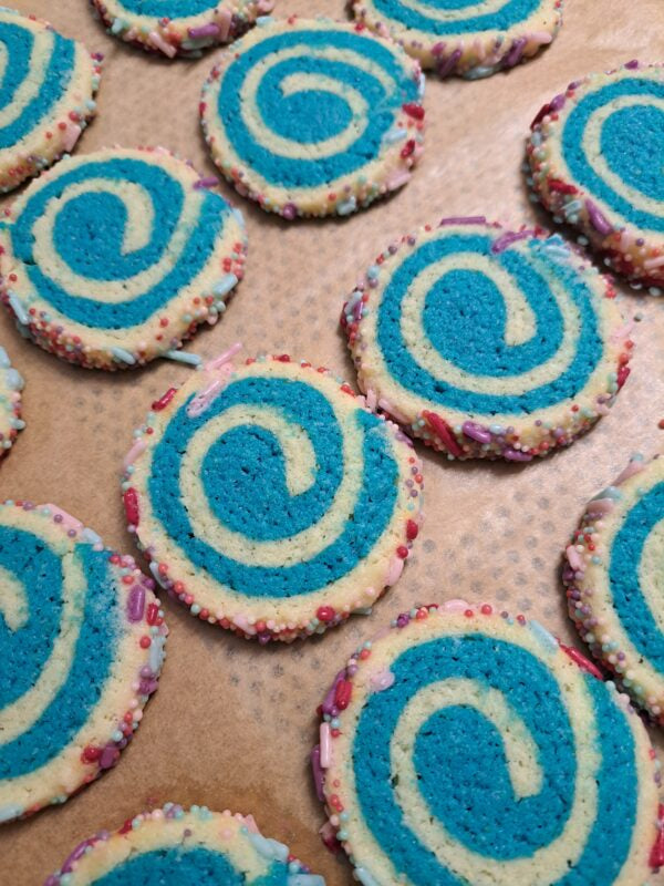 Bunte Swirl-Kekse mit Vanille und Lebensmittelfarbe nach Wahl – Einfach ... Bunte Swirl-Kekse mit Vanille und Lebensmittelfarbe nach Wahl – Einfach ...