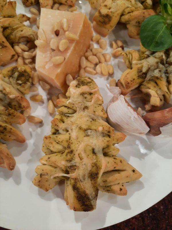 Leckere Tannenbäume mit Feldsalatpesto