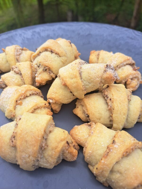 Leichte Frischkäse-Nuss-Hörnchen