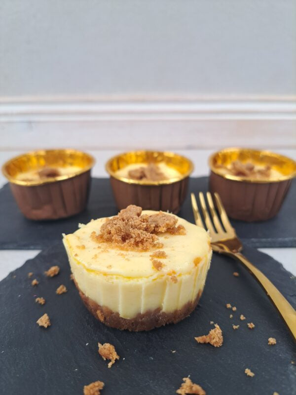 Weihnachtliche Mini-Cheesecakes mit Spekulatiusboden