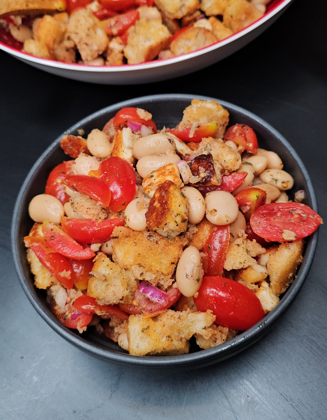Brotsalat mit Grillkäse und Tomaten