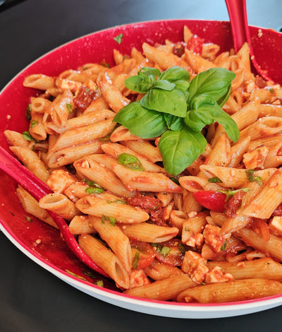 Mediterraner Nudelsalat mit Tomatendressing