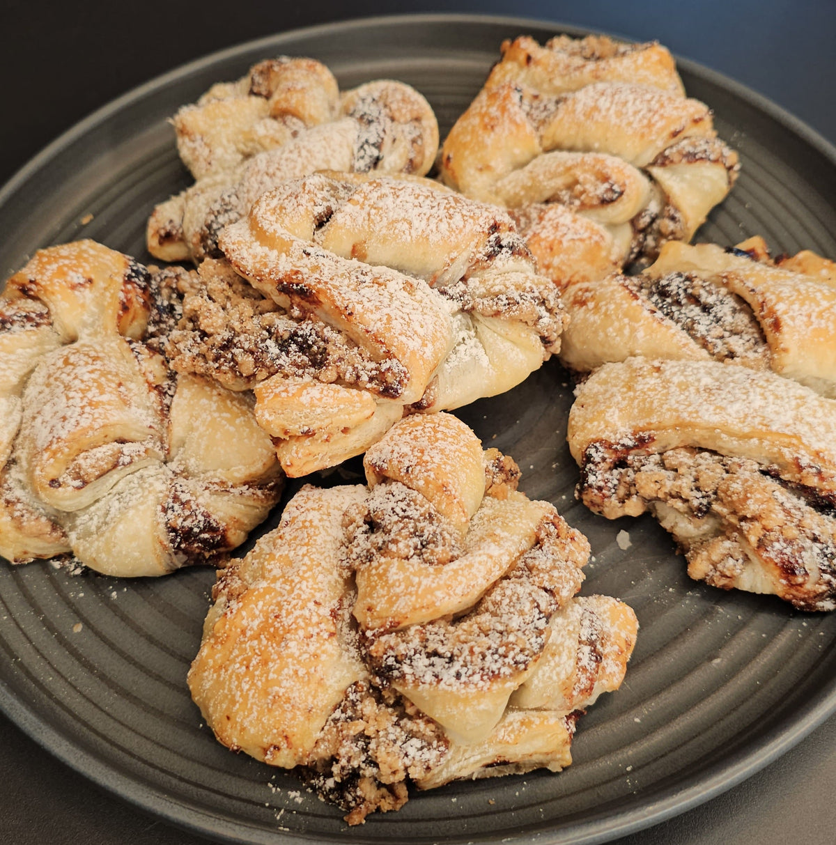 Winterliche Swirl-Buns mit Pflaumenmus