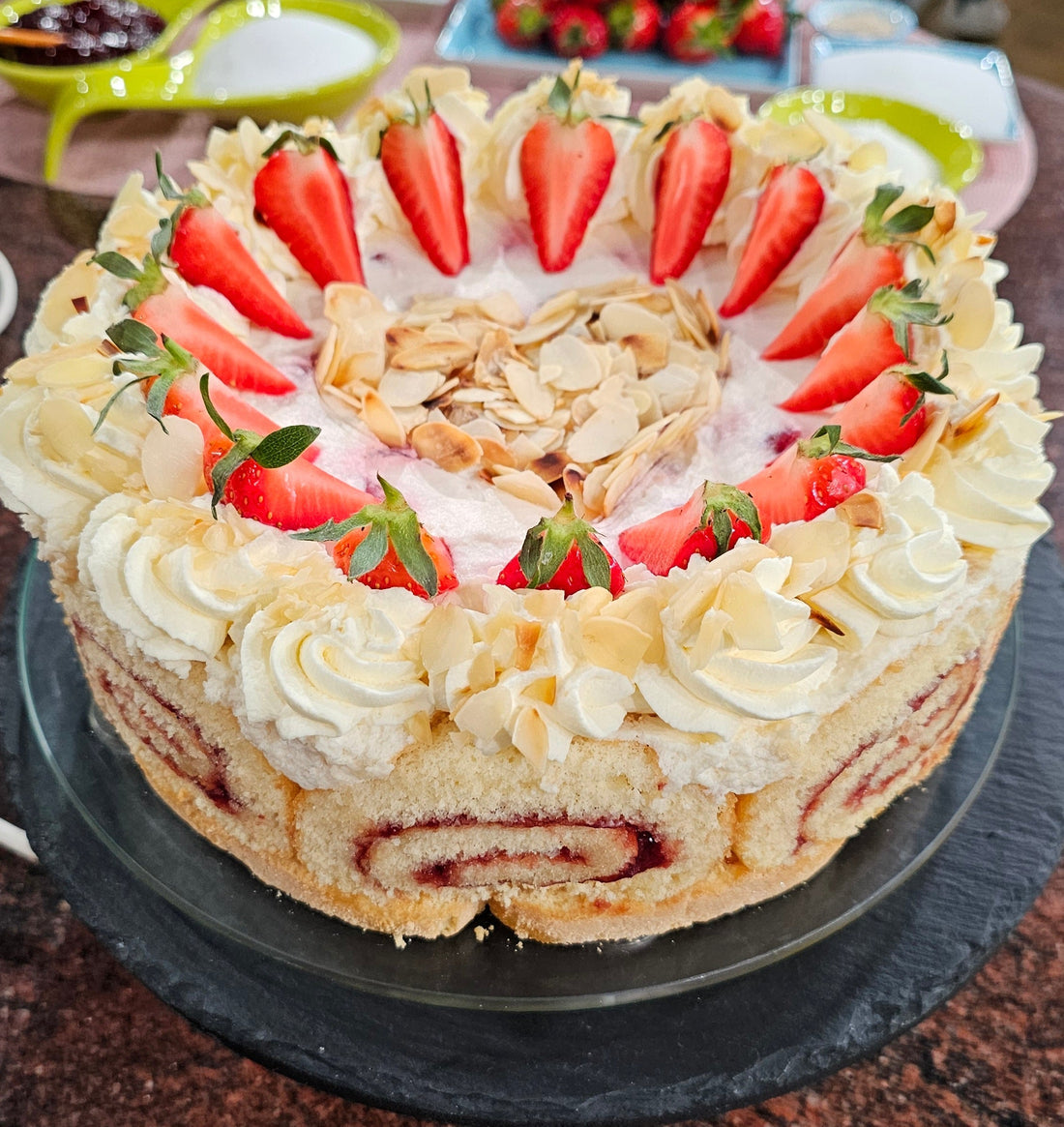 rafinierte Erdbeertorte mit Biskuitrollen