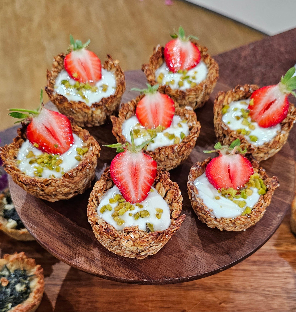 Süße Haferflocken-Cups mit Joghurt & Erdbeeren