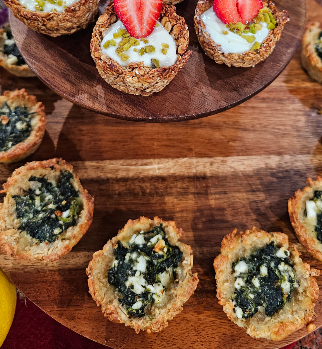 Herzhafte Haferflocken-Cups mit Spinat & Feta