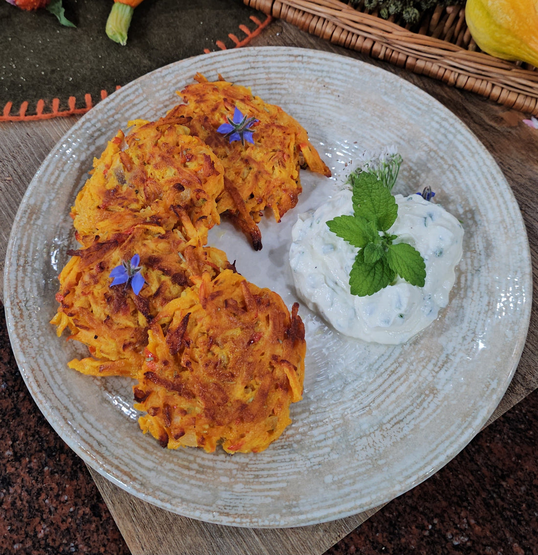 Kürbispuffer mit Schnittlauch-Dip