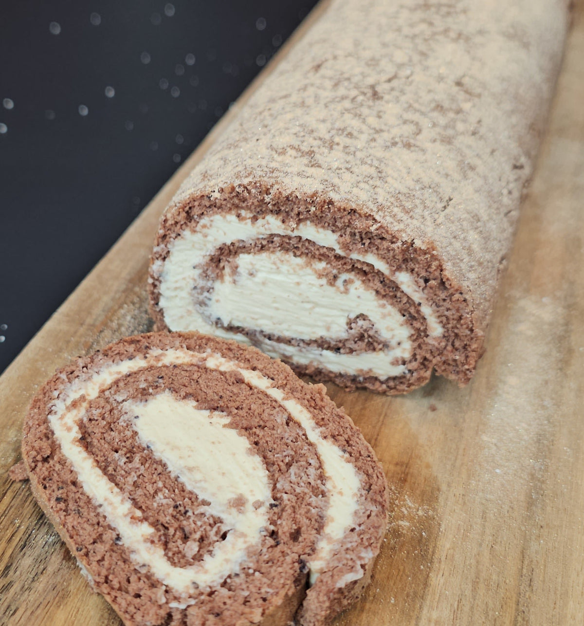 Schoko-Biskuitrolle mit Mascarpone-Haselnusscreme