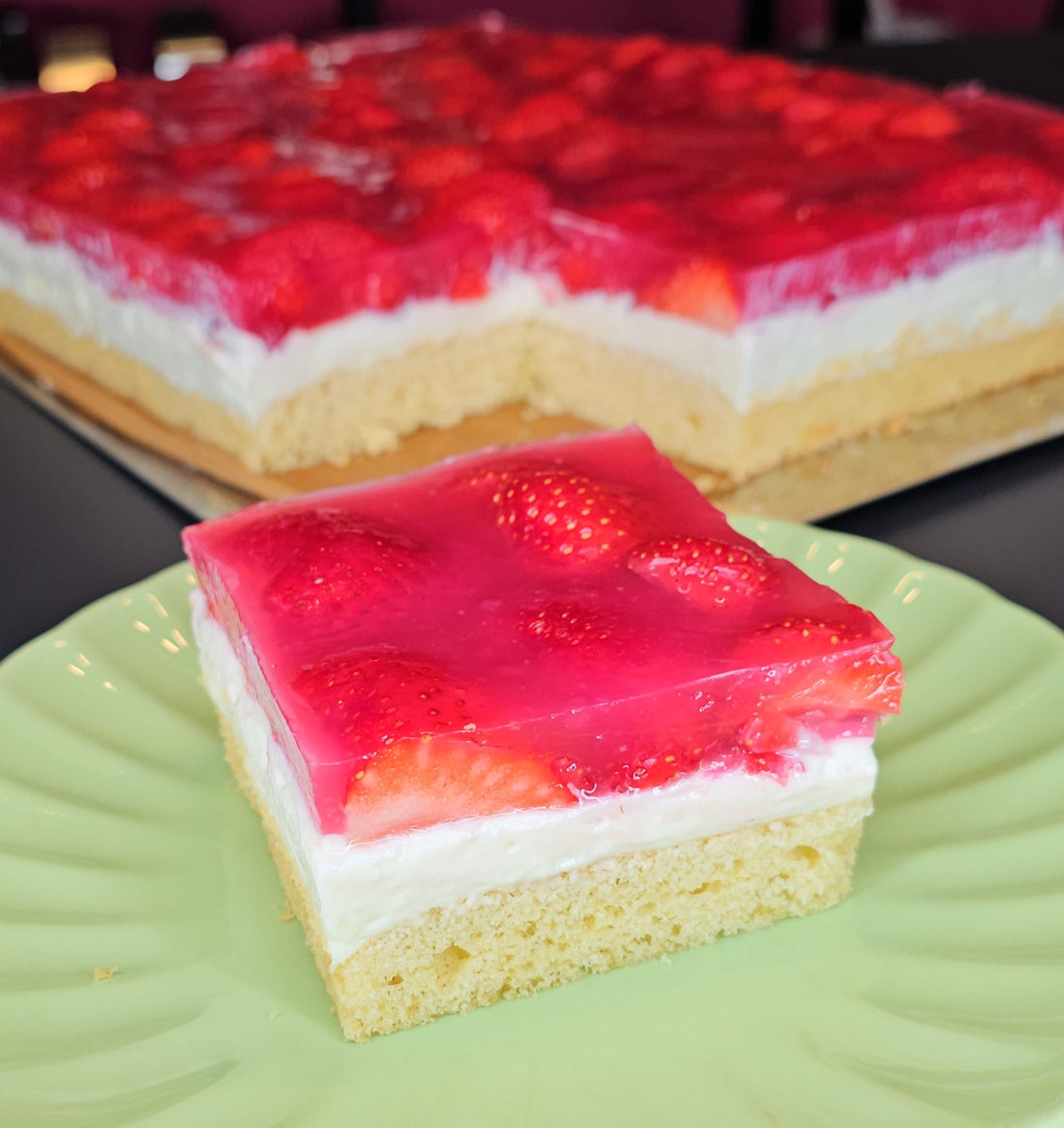 Erdbeer-Blechkuchen mit Vanillecreme und Schmand