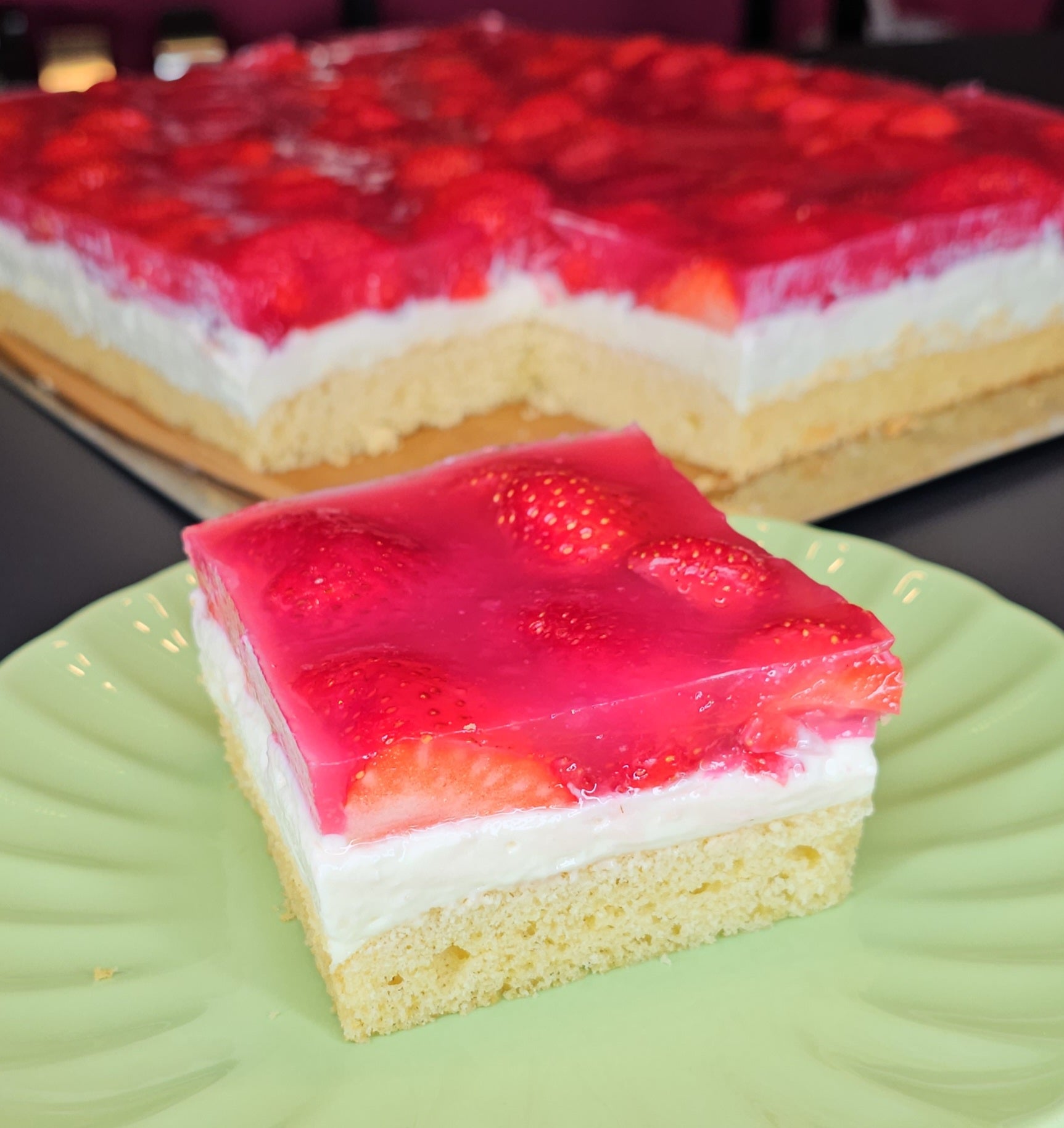 Erdbeer-Blechkuchen mit Vanillecreme und Schmand