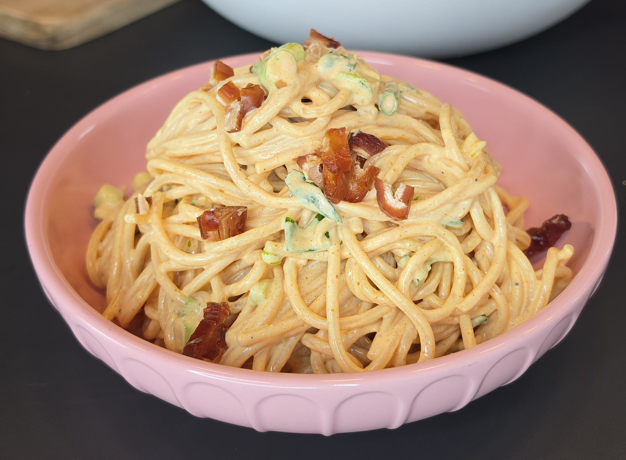 Spaghetti-Salat mit Curry-Dattel-Dressing