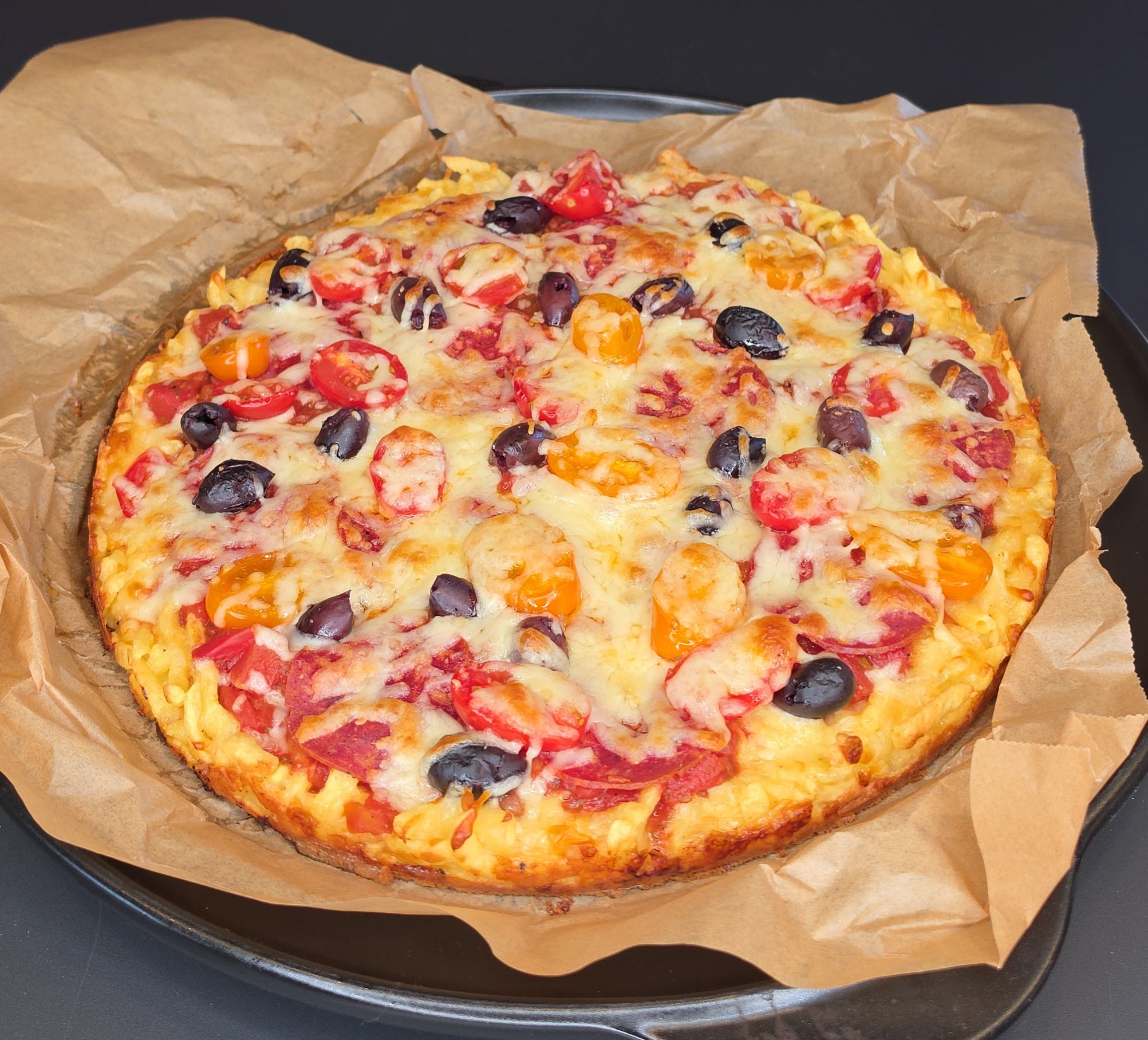 Spätzle-Pizza mit Schinken, Salami & Oliven