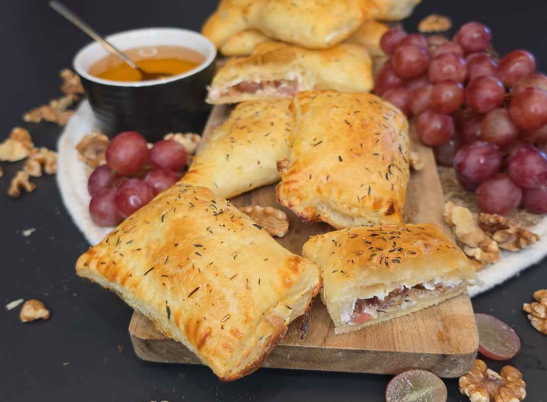 Blätterteigtaschen mit Weintrauben, Frischkäse & Walnüssen