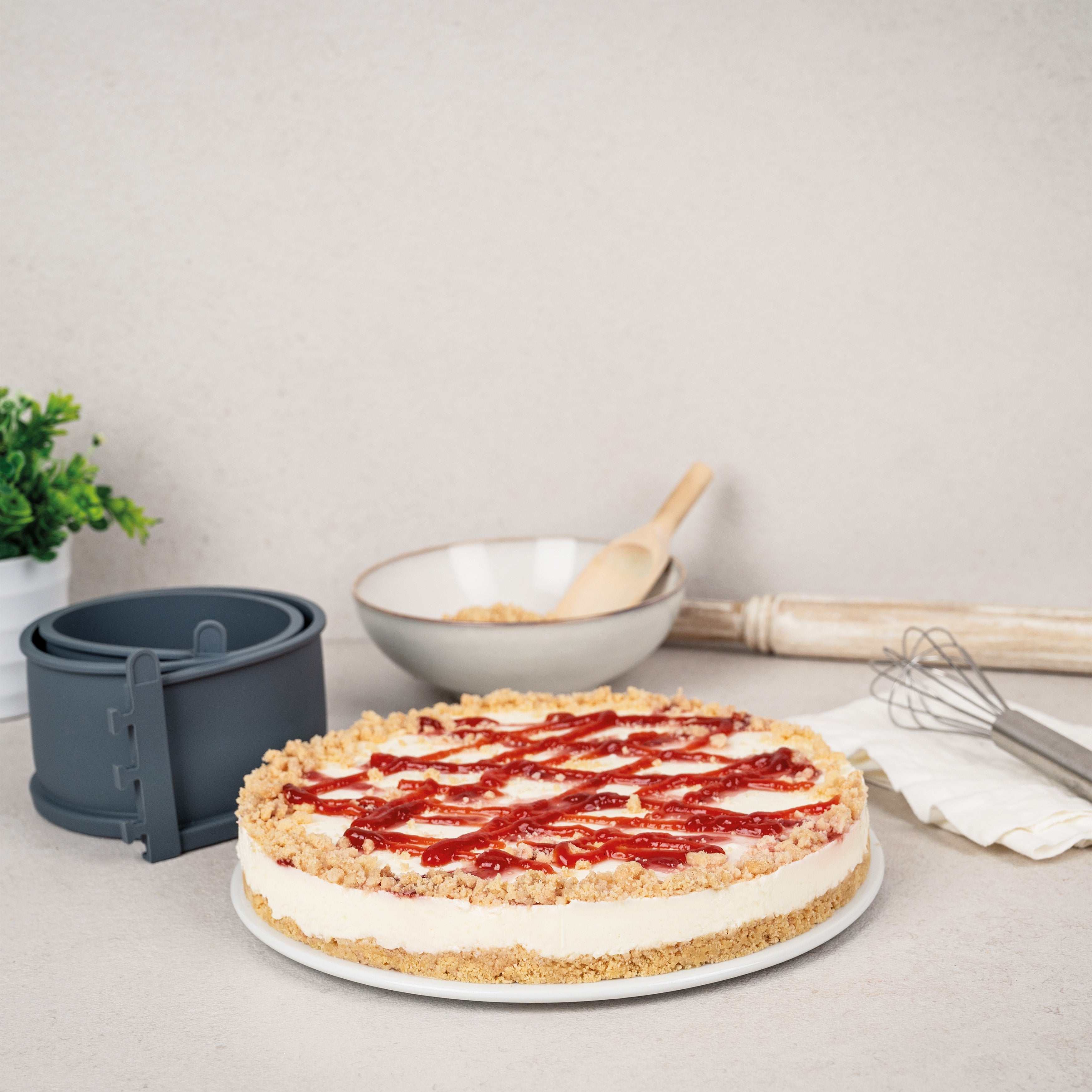 Angebot:  Springformen Set mit Silikonring und Porzellan-Servierplatte (Ø 26cm + 18cm)