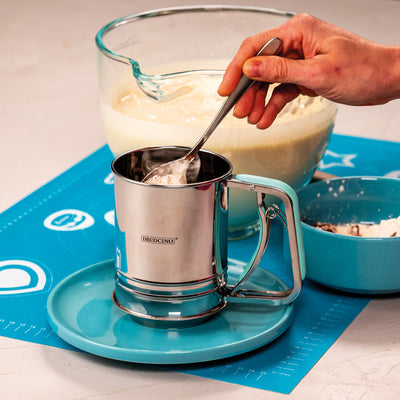 Set: Messbecher  + Einhand Mehlsieb