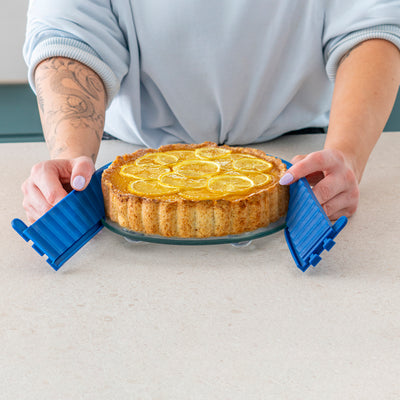 Quicheform mit Silikonring und Glas-Servierplatte mit Füßen blau (Ø 18cm)