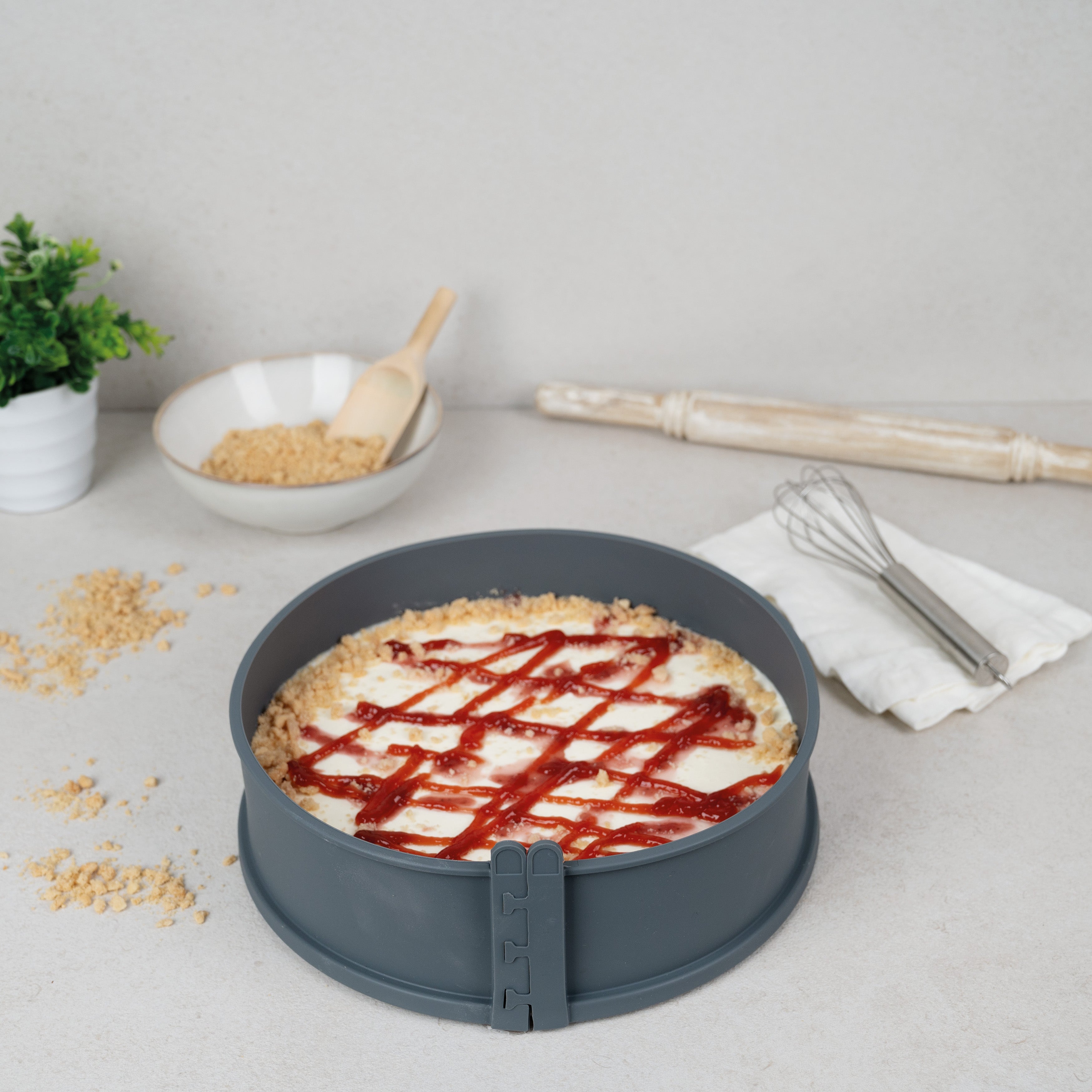 Angebot:  Springformen Set mit Silikonring und Porzellan-Servierplatte (Ø 26cm + 18cm)